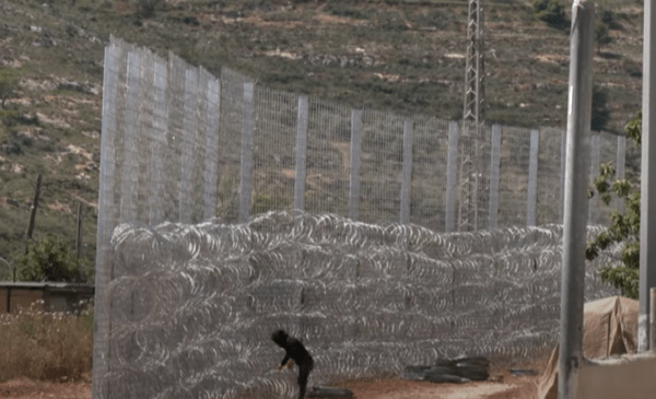 Το Ισραήλ έχτισε μεταλλικό φράχτη γύρω από ολόκληρη πόλη στη Δυτική Όχθη: «Η Σινζίλ έχει μετατραπεί σε φυλακή»