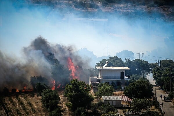 Φωτιά στην Ραφήνα: Σε επιφυλακή παραμένουν ισχυρές πυροσβεστικές δυνάμεις