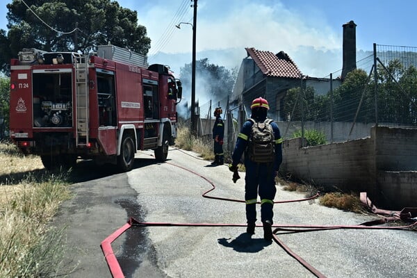 Σε ύφεση η φωτιά στο Κορωπί: Ζημιές σε σπίτια και υποδομές