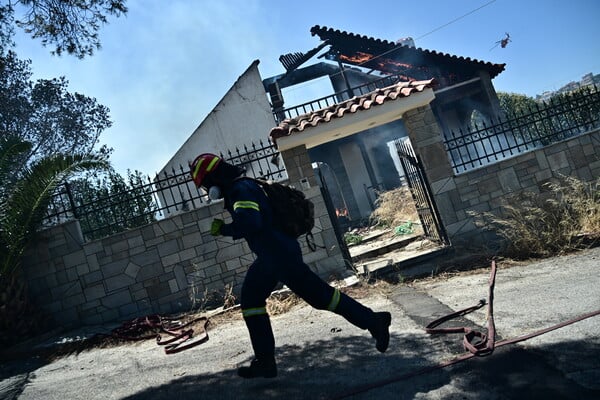 Σε ύφεση η φωτιά στο Κορωπί: Ζημιές σε σπίτια και υποδομές