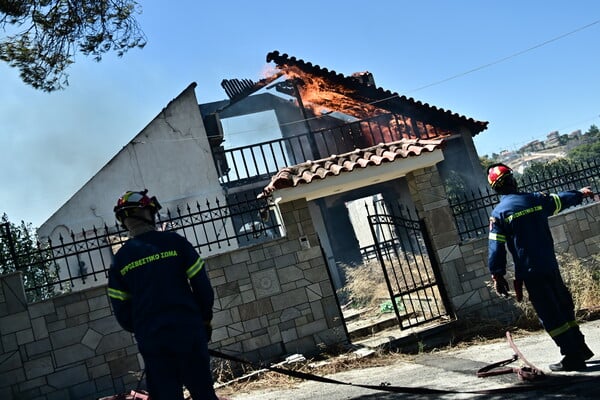 Σε ύφεση η φωτιά στο Κορωπί: Ζημιές σε σπίτια και υποδομές