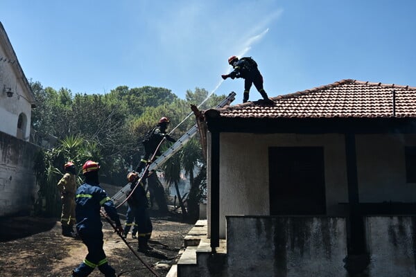 Σε ύφεση η φωτιά στο Κορωπί: Ζημιές σε σπίτια και υποδομές