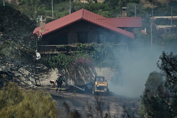 Σε ύφεση η φωτιά στο Κορωπί: Ζημιές σε σπίτια και υποδομές