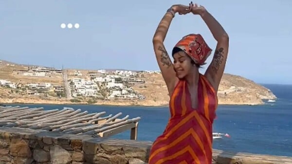 Η Cardi B κάνει διακοπές στη Μύκονο και δηλώνει ενθουσιασμένη
