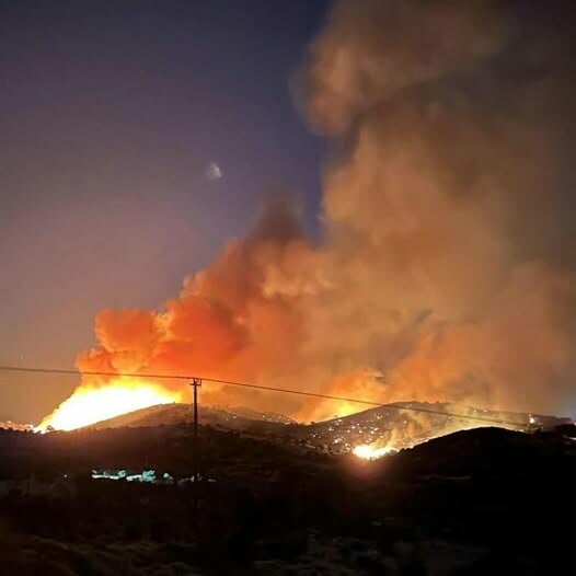 Εύβοια: Μαίνεται η φωτιά στα Μεσοχώρια Καρύστου
