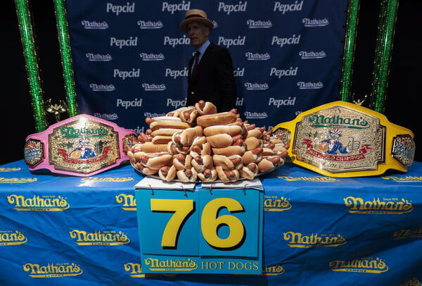 70,5 χοτ ντογκ σε 10 λεπτά: Ο Αμερικανός Joey Chestnut κέρδισε τον πιο διάσημο διαγωνισμό υπερφαγίας