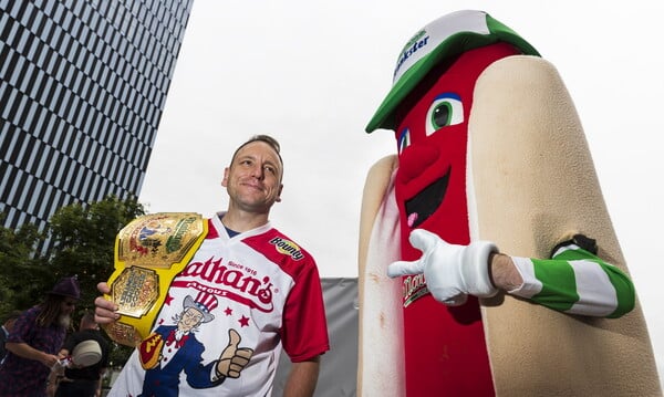 70,5 χοτ ντογκ σε 10 λεπτά: Ο Αμερικανός Joey Chestnut κέρδισε τον πιο διάσημο διαγωνισμό υπερφαγίας