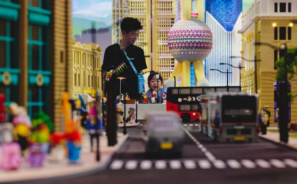 Legoland Shanghai: Το μεγαλύτερο θεματικό πάρκο Lego στον κόσμο άνοιξε στην Κίνα