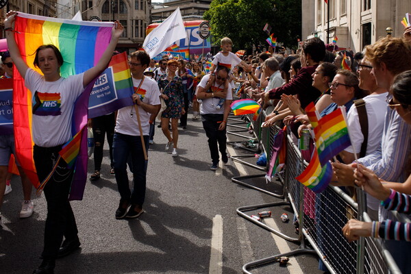 Κρίση για τα Pride στη Βρετανία: Μειωμένη χρηματοδότηση, λιγότερες παρελάσεις