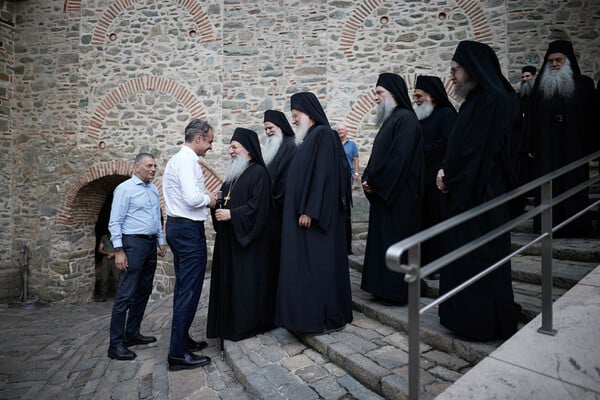 Ο Κυριάκος Μητσοτάκης στο Άγιο Όρος: Η επίσημη υποδοχή από τη μοναστική αδελφότητα