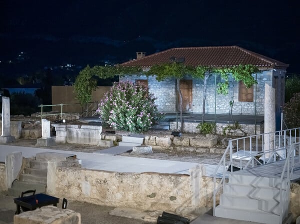 Θήβα Μοναξιά