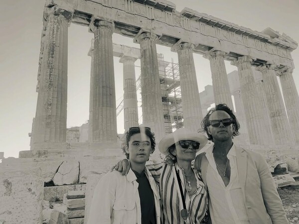 Ο πρωταγωνιστής του White Lotus, Walton Goggins, μοιράζεται στιγμιότυπα από την Ελλάδα: «Η Αγία Τριάδα μου»