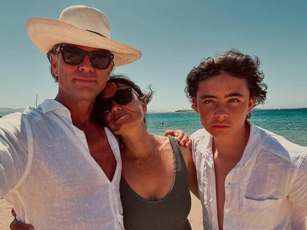 Ο πρωταγωνιστής του White Lotus, Walton Goggins, μοιράζεται στιγμιότυπα από την Ελλάδα: «Η Αγία Τριάδα μου»