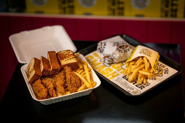 To ζουμερό smash burger του Smashtag ξεκίνησε από ένα ταξίδι δυο Ιταλών στην Αμερική