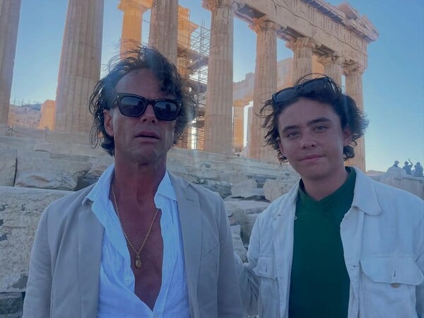 Ο πρωταγωνιστής του White Lotus, Walton Goggins, μοιράζεται στιγμιότυπα από την Ελλάδα: «Η Αγία Τριάδα μου»