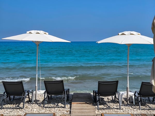 Έως 235 ευρώ για μια ξαπλώστρα στην πρώτη σειρά - Το κόστος του μπάνιου στην Αττική