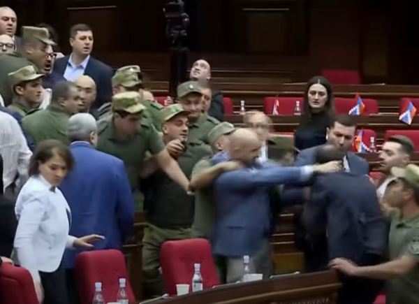 Ένταση στο Κοινοβούλιο της Αρμενίας: Συμπλοκή και κατηγορίες για πραξικόπημα