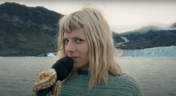 H AURORA σε παγόβουνο για τη νέα καμπάνια της Greenpeace