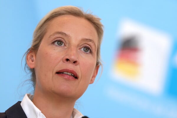 Η στρατηγική «α λα Τραμπ» του AfD: Πώς σχεδιάζει να σπάσει το πολιτικό ταμπού και να φτάσει στην εξουσία