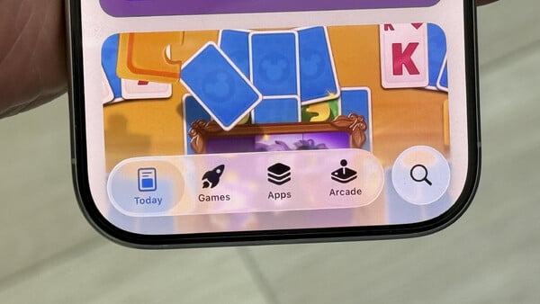 Apple: Πιο «παγωμένο» το Liquid Glass στο iOS 26 – Αντιδράσεις για τη νέα σχεδιαστική αλλαγή