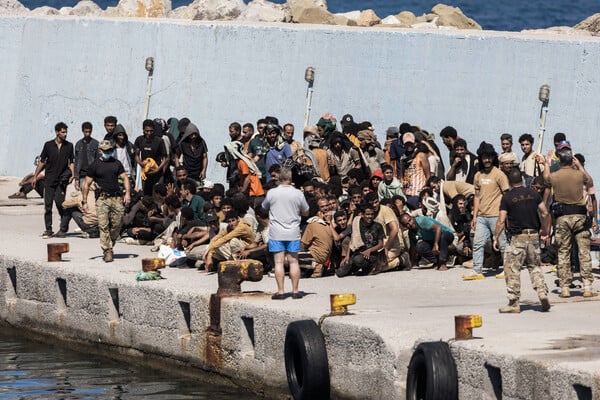 Αυξάνονται οι ροές μεταναστών σε Κρήτη και Γαύδο: Στη Λιβύη Πλεύρης και Ευρωπαίοι για συνομιλίες με Ντμπέιμπα - Χαφτάρ