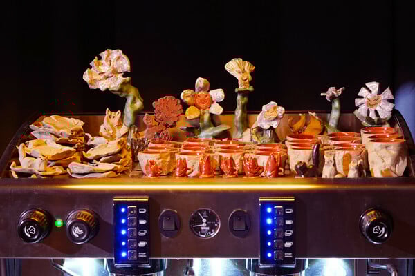 Ένα μοναδικό ESPRESSOBAR στην Κυψέλη, κερνάει καφέ και σερβίρει τέχνη