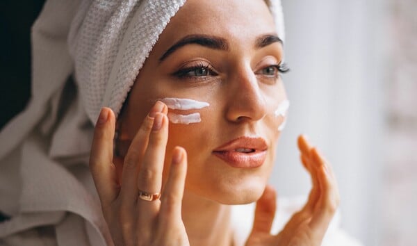 Skincare: Τα κορυφαία συστατικά για ακμή, λιπαρότητα, ρυτίδες και άλλες δερματικές ιδιομορφίες 
