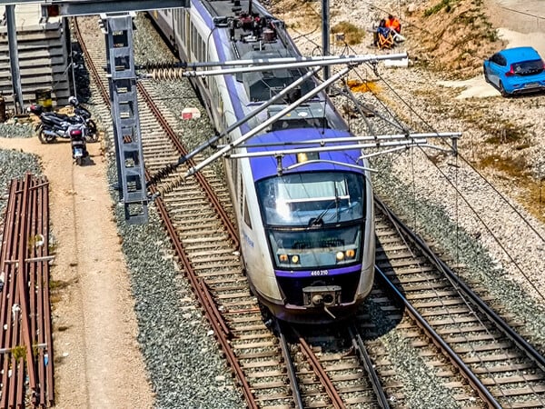 Βουλή: Κατατέθηκε το νομοσχέδιο για τον σιδηρόδρομο - Τι προβλέπει 