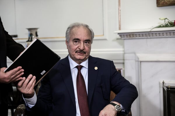 Τι σημαίνει το διπλωματικό επεισόδιο στη Λιβύη – Γιατί ο Χαφτάρ απέλασε την ευρωπαϊκή αποστολή από τη Βεγγάζη