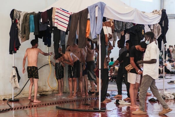Πλεύρης στη Βουλή: «Φυλακή ή έξοδος από τη χώρα για τους λαθρομετανάστες»