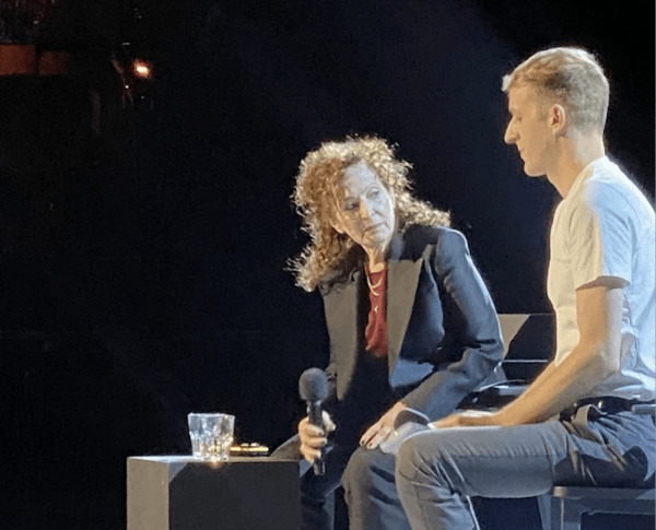 Η Nan Goldin συγκλονίζει στην Aρλ: «Αυτό που συμβαίνει στη Γάζα είναι η πρώτη γενοκτονία σε live μετάδοση»