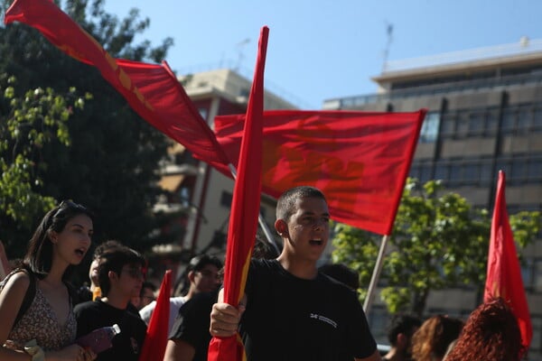 Συγκέντρωση στον Άρειο Πάγο για τις αποφυλακίσεις χρυσαυγιτών – Παρούσα η Μάγδα Φύσσα