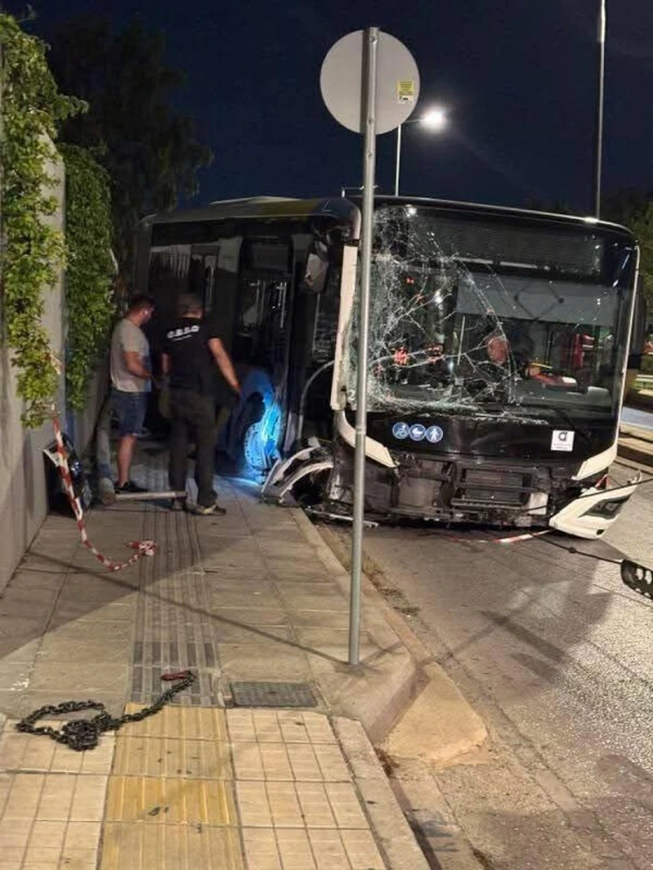 Τροχαίο στη Βουλιαγμένης: Λεωφορείο κινήθηκε χωρίς οδηγό για 150 μέτρα και ξήλωσε κολώνες φωτισμού