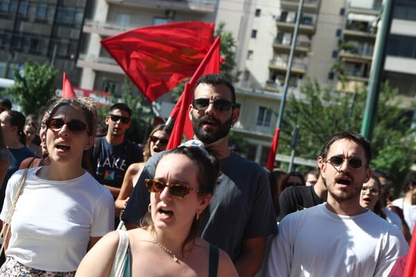 Συγκέντρωση στον Άρειο Πάγο για τις αποφυλακίσεις χρυσαυγιτών – Παρούσα η Μάγδα Φύσσα