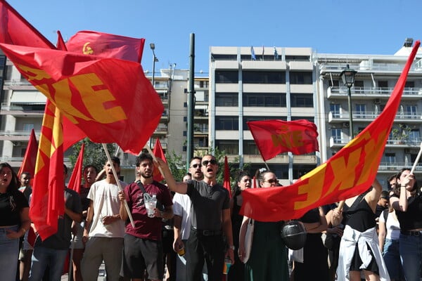 Συγκέντρωση στον Άρειο Πάγο για τις αποφυλακίσεις χρυσαυγιτών – Παρούσα η Μάγδα Φύσσα