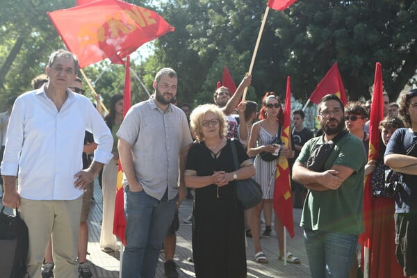 Συγκέντρωση στον Άρειο Πάγο για τις αποφυλακίσεις χρυσαυγιτών – Παρούσα η Μάγδα Φύσσα