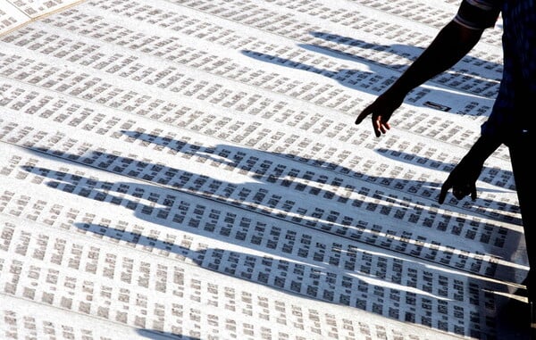 30 χρόνια από τη σφαγή της Σρεμπρένιτσα: Θύματα συνεχίζουν να ενταφιάζονται, η ΕΕ συνεχίζει να υπόσχεται