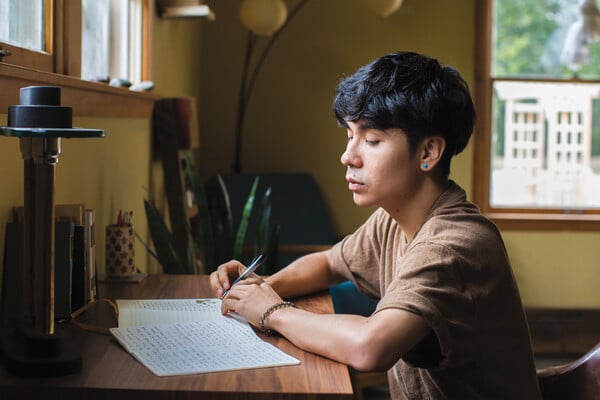 Ocean Vuong: «Η αμερικανική τέχνη ήταν πάντα συναρπαστική γιατί πάντα ήταν υπό απειλή »
