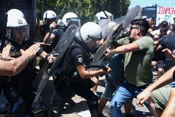 Ένταση και δακρυγόνα έξω από τη σύνοδο των πρυτάνεων