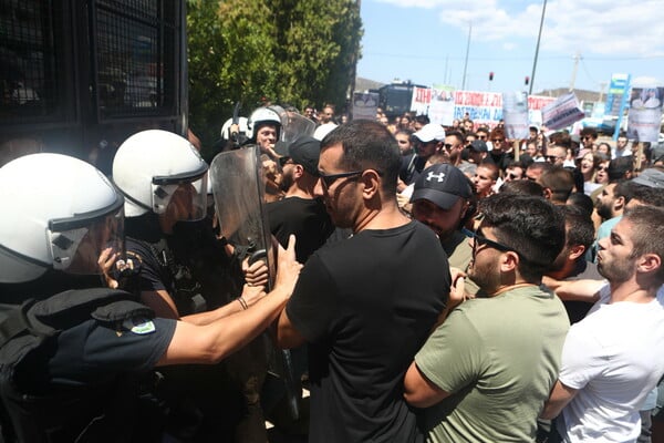 Ένταση και δακρυγόνα έξω από τη σύνοδο των πρυτάνεων