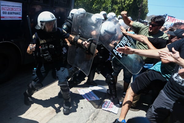 Ένταση και δακρυγόνα έξω από τη σύνοδο των πρυτάνεων