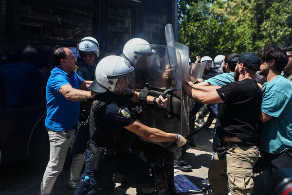 Ένταση και δακρυγόνα έξω από τη σύνοδο των πρυτάνεων