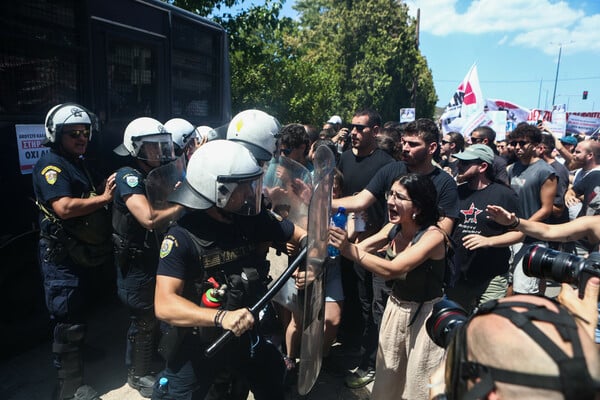 Ένταση και δακρυγόνα έξω από τη σύνοδο των πρυτάνεων