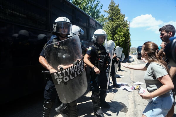 Ένταση και δακρυγόνα έξω από τη σύνοδο των πρυτάνεων