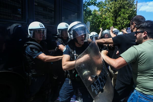 Ένταση και δακρυγόνα έξω από τη σύνοδο των πρυτάνεων