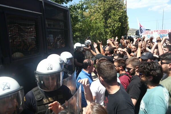Ένταση και δακρυγόνα έξω από τη σύνοδο των πρυτάνεων