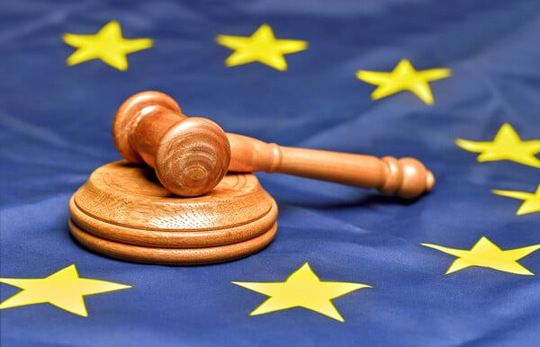 Η Κομισιόν μπλοκάρει κονδύλια σε κυβερνήσεις που υπονομεύουν τη δημοκρατία