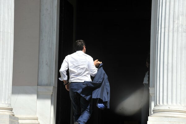 Αφιέρωμα Financial Times για τα 10 χρόνια μετά την ελληνική κρίση: Πώς η Ελλάδα επέστρεψε από το χείλος του γκρεμού