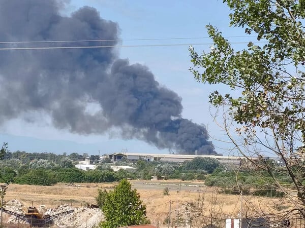 Θεσσαλονίκη: Φωτιά σε εταιρεία ανακύκλωσης στη Σίνδο – Μήνυμα 112 για τον καπνό 
