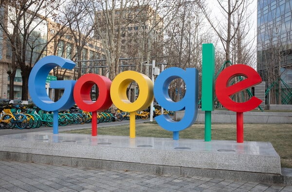 Η Google αγοράζει για 2,4 δισ. δολάρια την τεχνολογία της Windsurf και την πρόσληψη του CEO της